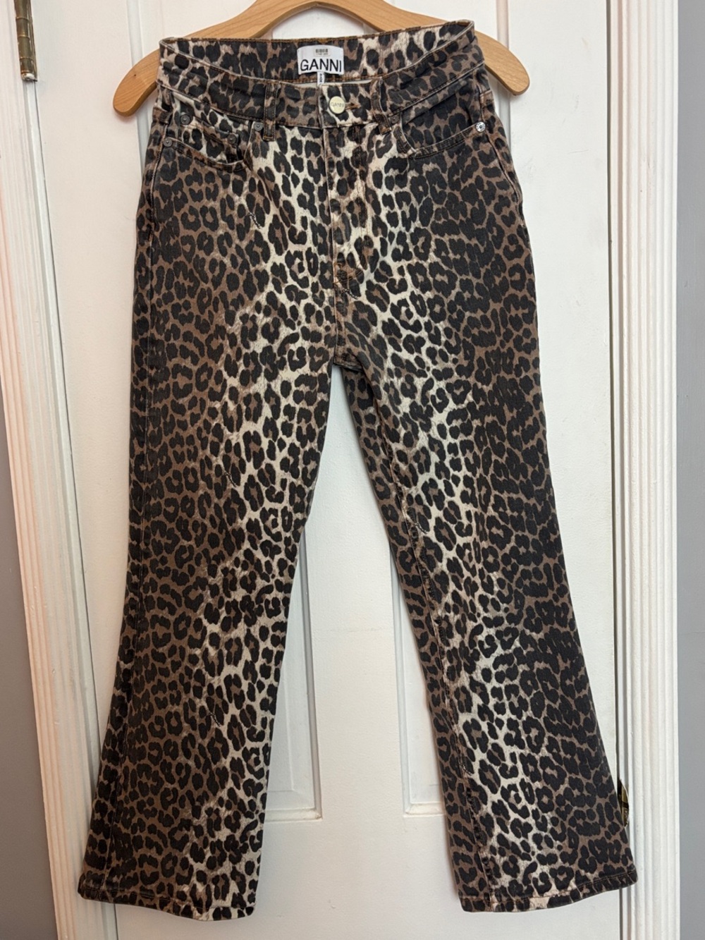 Ganni Betzy Cropped Jeans in Leopard